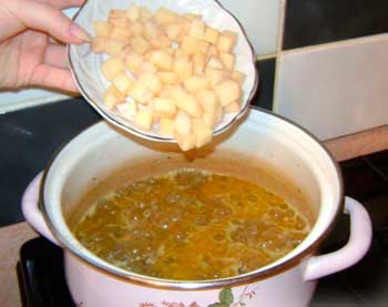 Суп грибной из шампиньонов. Добавляем картофель