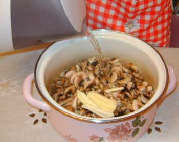 Суп грибной из шампиньонов. Добавляем рис масло