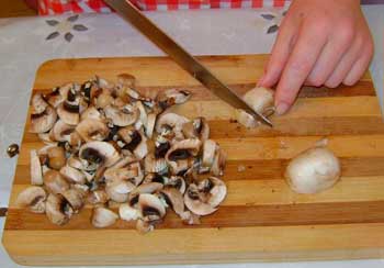Суп грибной из шампиньонов. Нарезываем грибы