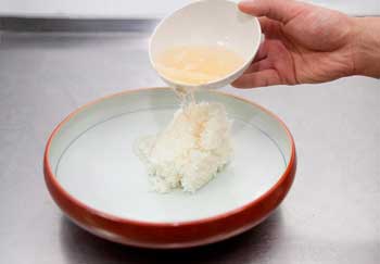 Как варить рис для суши. Добавляем рисовый уксус