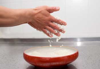 Как варить рис для суши. Промываем рис