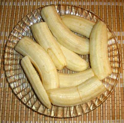 Десерт и -бананов. Очищенные бананы