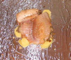 Рыба-запеченная в фольге. Выкладываем грибы и филе рыбы