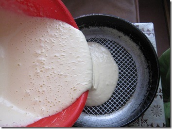 Как приготовить бисквит выливаем тесто в форму
