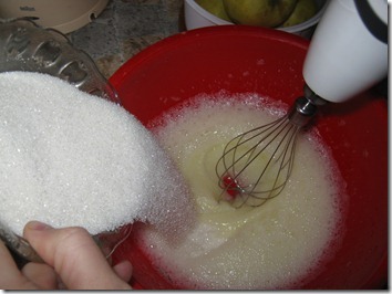 Как приготовить бисквит прибавляем сахар