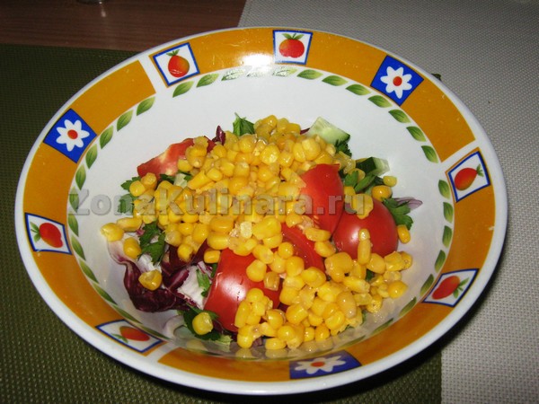В салат добавляем кукурузу
