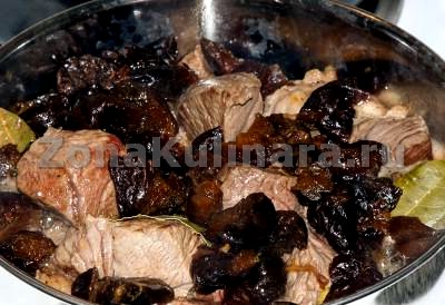 фото 7 - подготавливает чернослив и добавляем к мясу