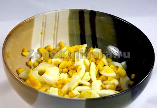 Добавляем кукурузу в миску с салатом