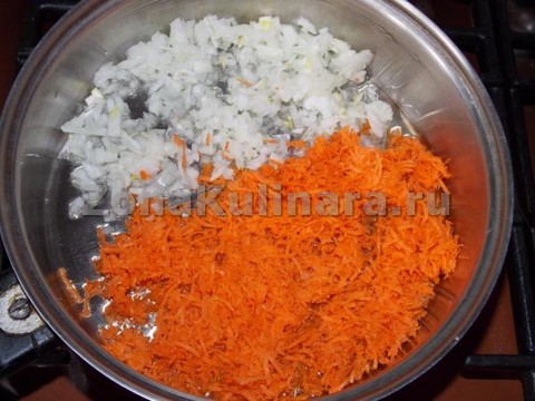 Фото 7 - обжариваем лук и морковку