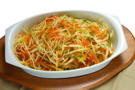 salat iz svezhej kapusty s morkovyu-1