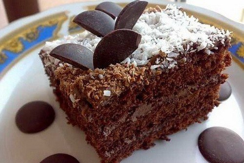 Шоколадный торт со сметанным кремом и смородиновым джемом