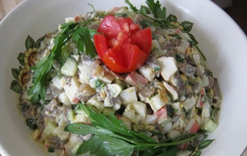 Праздничный салат из грибов, яиц и крабовых палочек