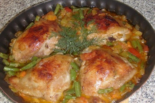 Куриные бедрышки с овощами в духовке