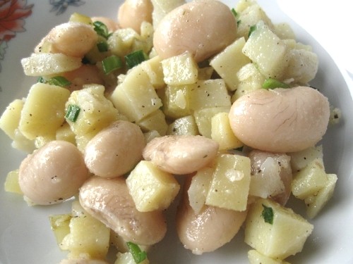 Салат картофельный с фасолью и сметаной