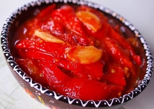 Салат с помидорами и печеным болгарским перцем