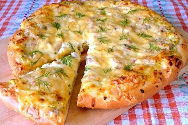 Деревенская пицца с творогом и зеленью