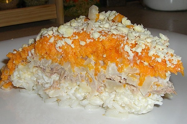Слоеный салат «Мимоза» с рыбой и рисом