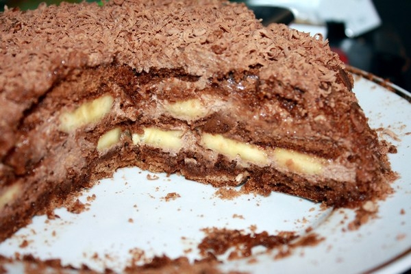 Банановый торт с шоколадными пряниками