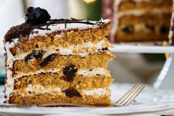 Медовый торт со сметаной и черносливом