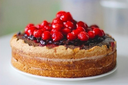 Классический бисквитный торт с ягодами