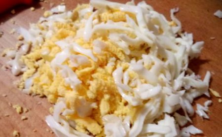 Свекольный салат с сыром и яйцом