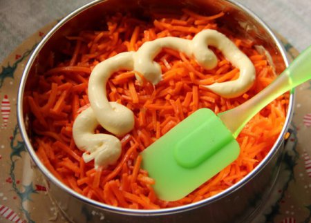 Слоёный салат с консервированной фасолью и корейской морковью