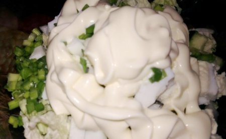 Простой салат из пекинской капусты и яиц