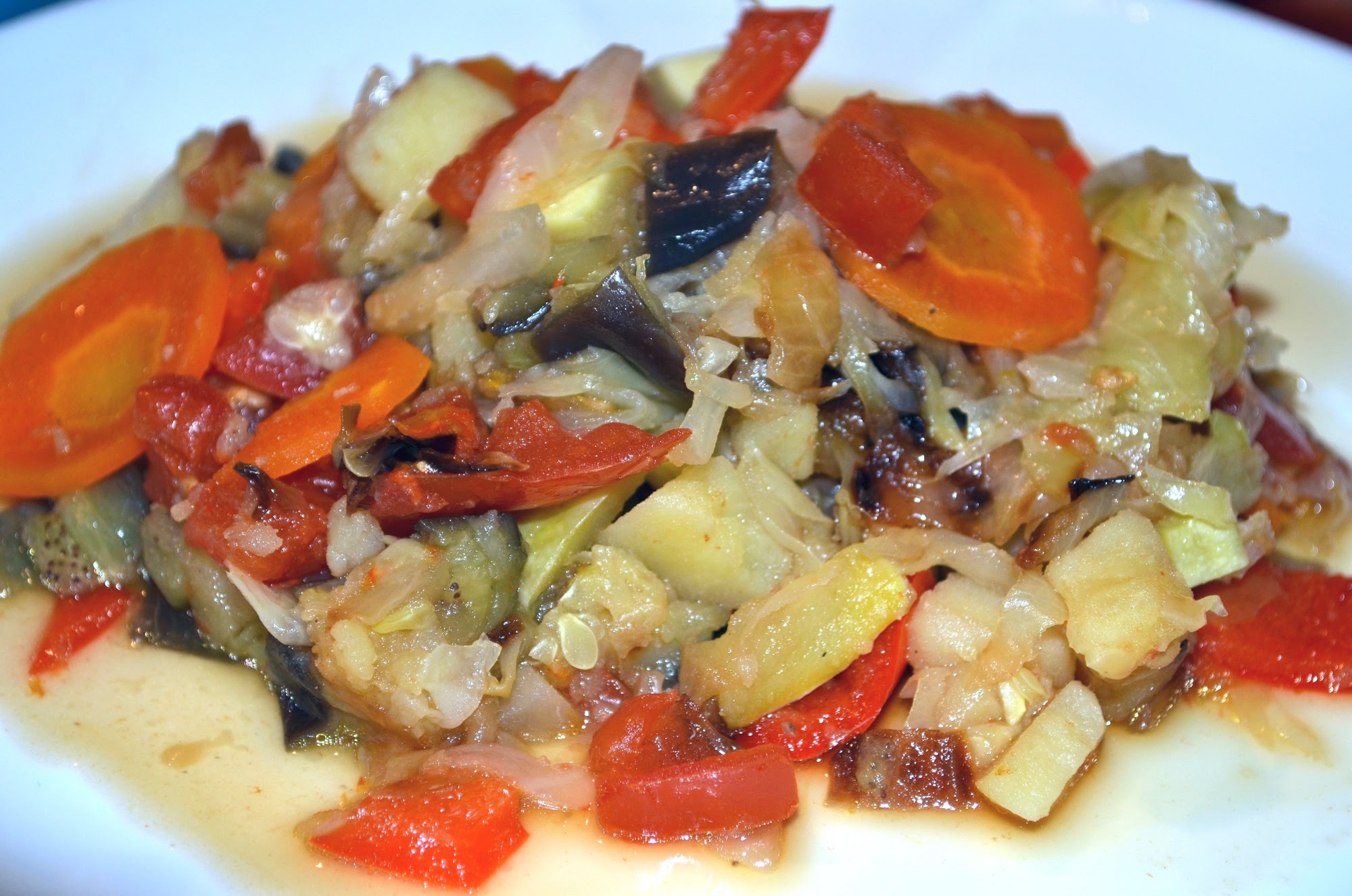 Диетические тушеные овощи. Овощное рагу. Овощное рагу с кабачками и баклажанами. Картошка тушеная с мясом и овощами. Овощное рагу в мультиварке.