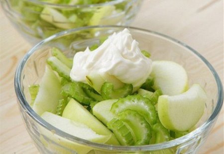 Простейший салат с сельдереем и зеленым яблоком
