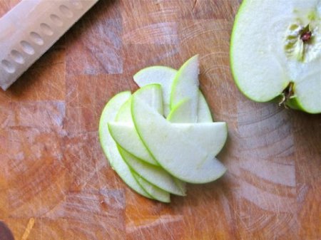 Простейший салат с сельдереем и зеленым яблоком